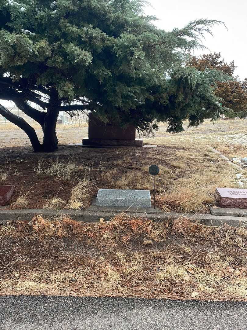 Bertram H. Achenbach's grave. Photo 2