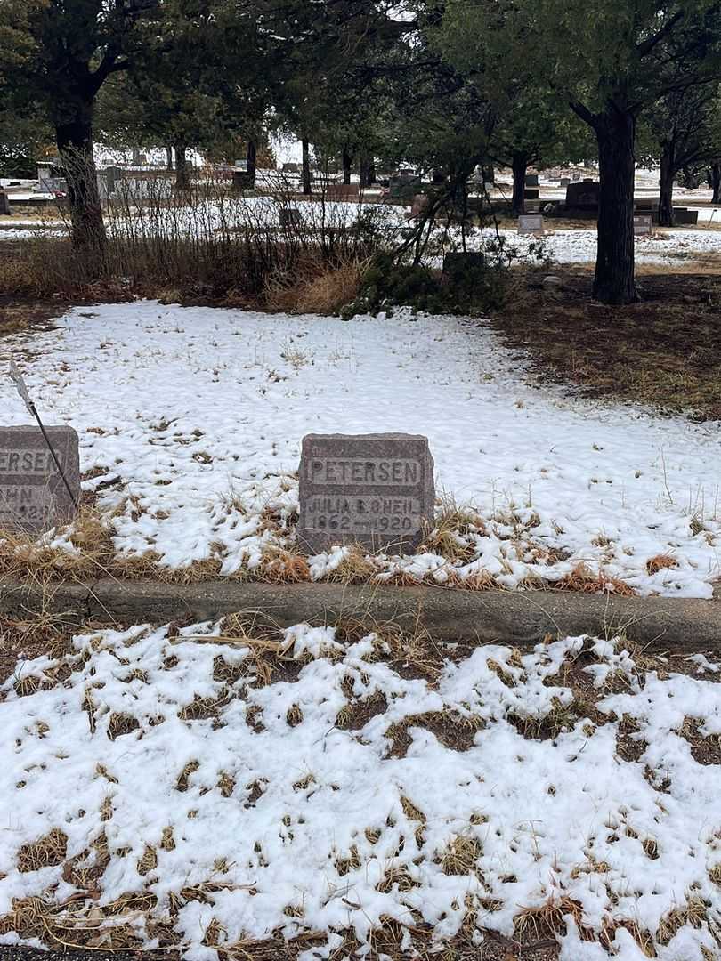 Julia B. O'Neil Petersen's grave. Photo 1