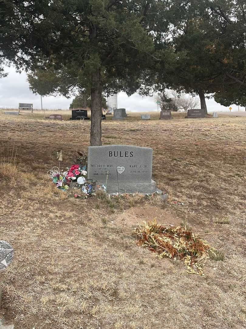 Mildred May Taylor Bules's grave. Photo 1