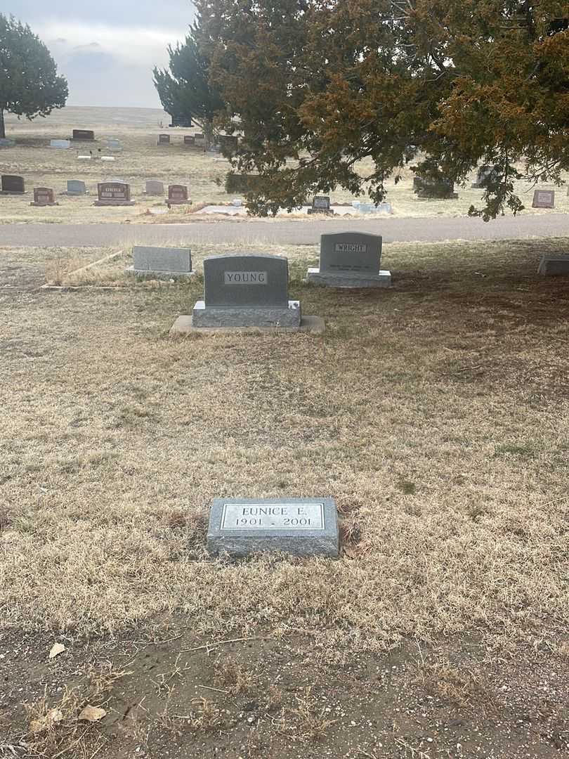 Eunice E. Young's grave. Photo 2