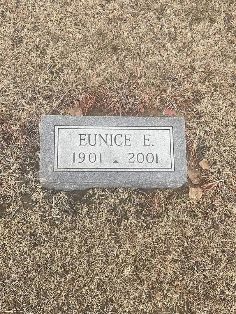 Eunice E. Young's grave. Photo 3