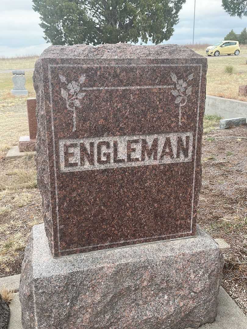 Marion Hacker's grave. Photo 1