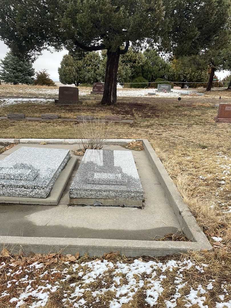 Lynn W. Zorn's grave. Photo 1