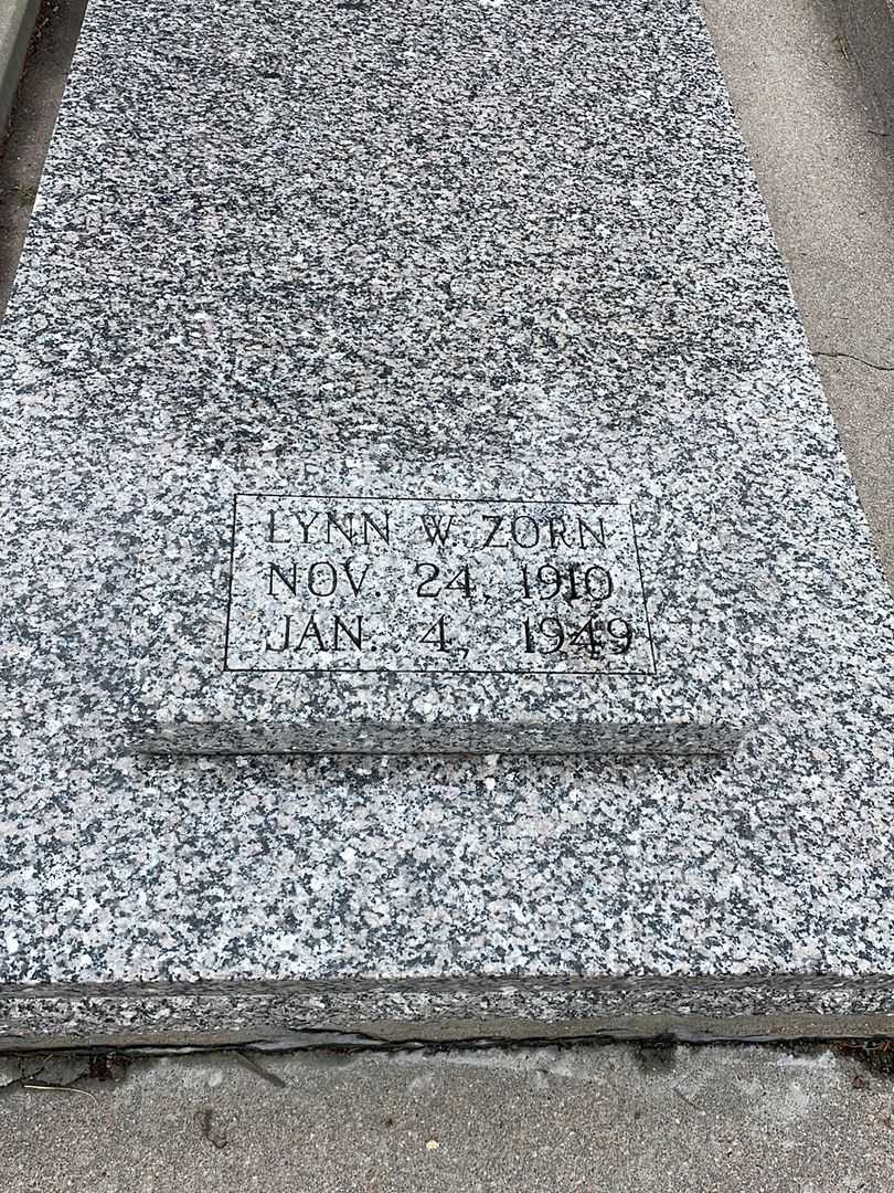 Lynn W. Zorn's grave. Photo 2