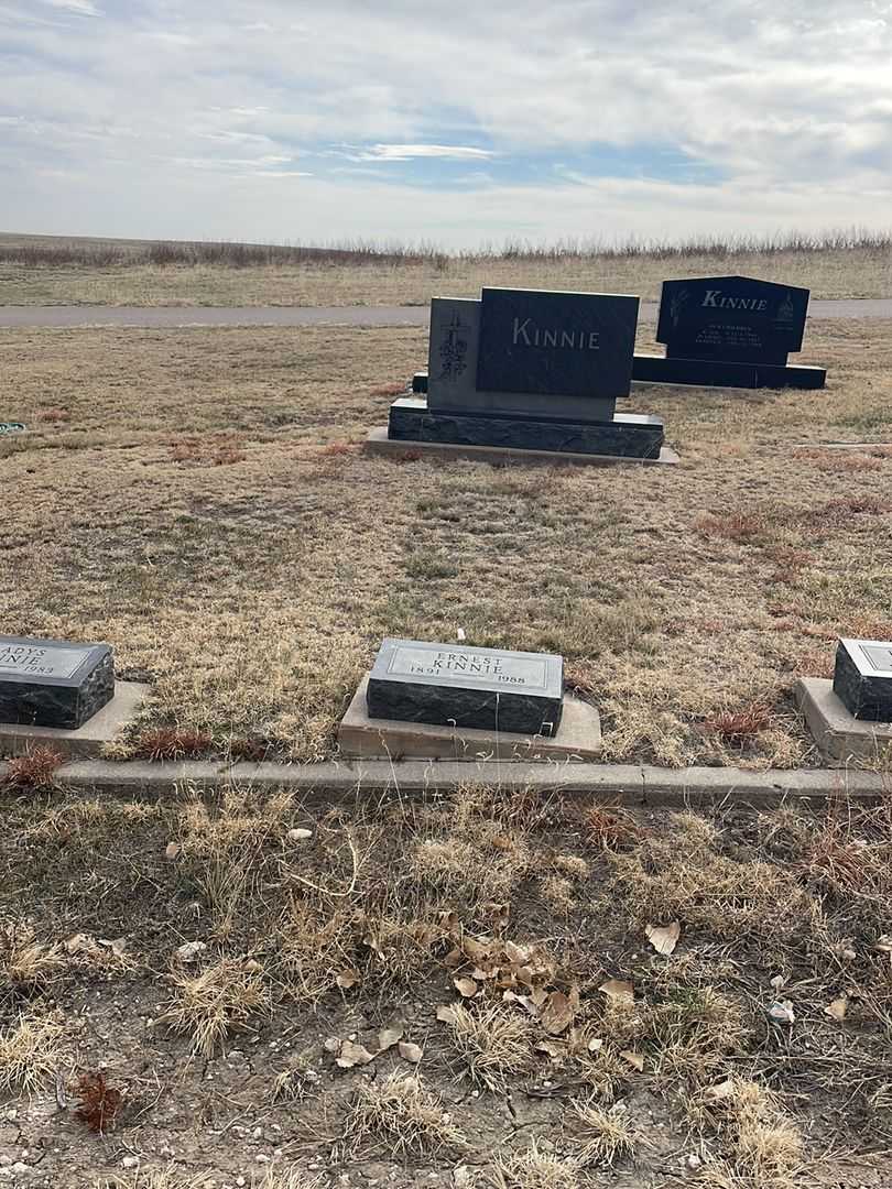 Ernest Kinnie's grave. Photo 2
