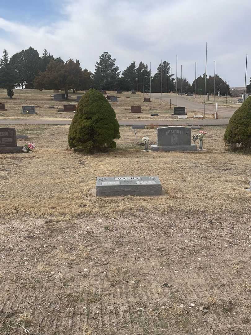Pauline M. Maahs's grave. Photo 2