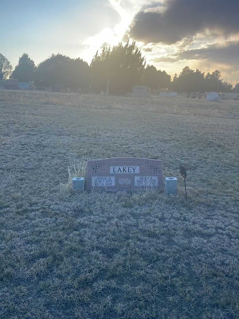 Dean E. Lakey's grave. Photo 1