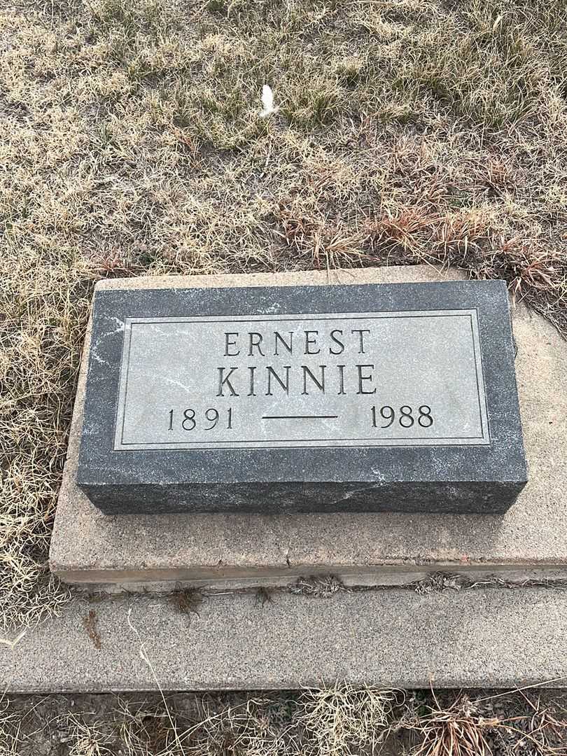 Ernest Kinnie's grave. Photo 3