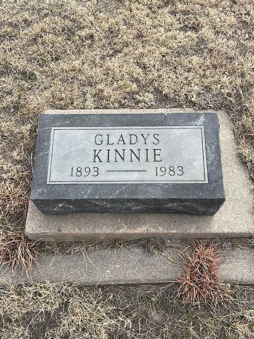 Gladys Kinnie's grave. Photo 3