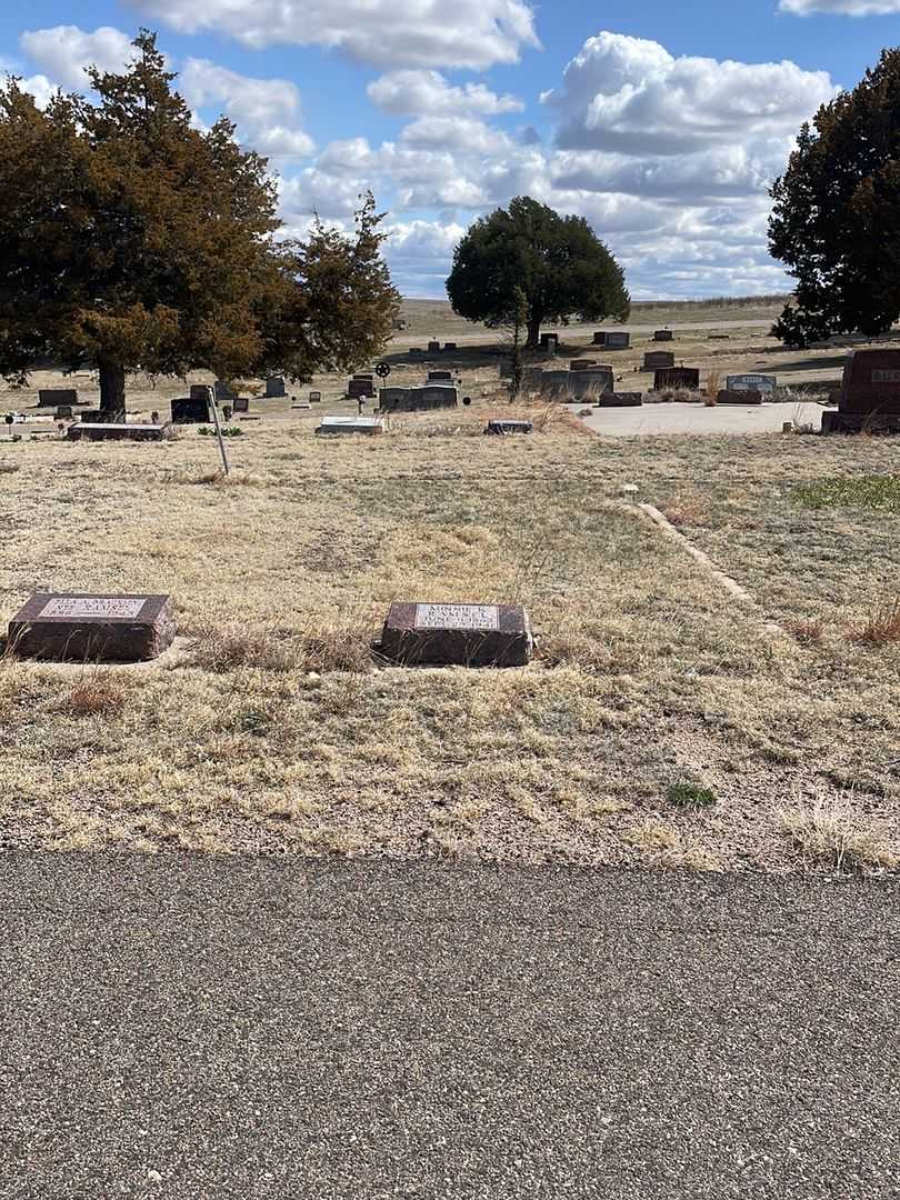 Minnie K. Ramsel's grave. Photo 1