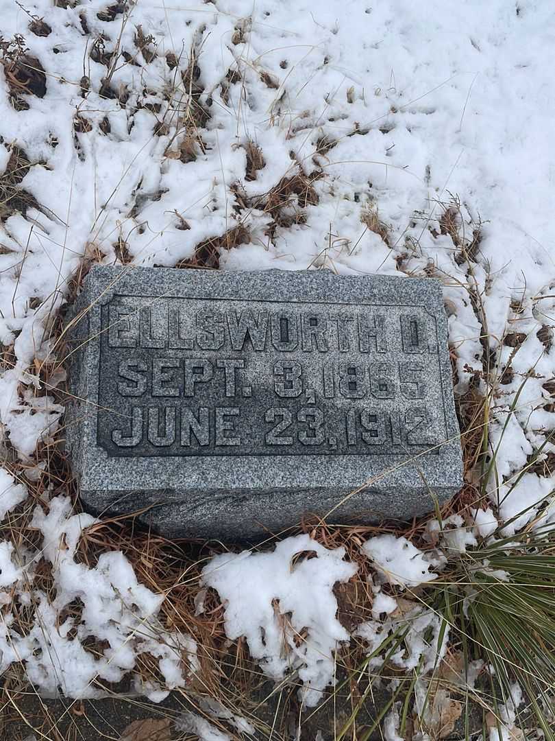 Ellsworth D. Hamilton's grave. Photo 3