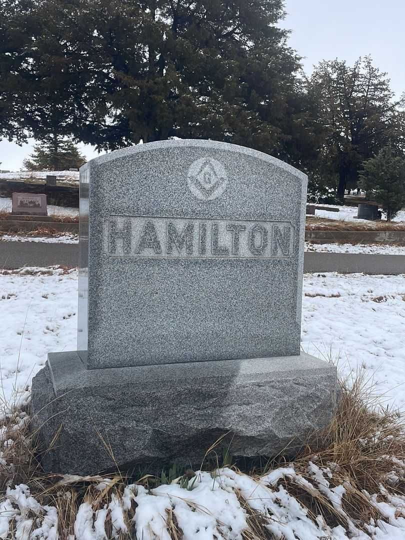 Ellsworth D. Hamilton's grave. Photo 1