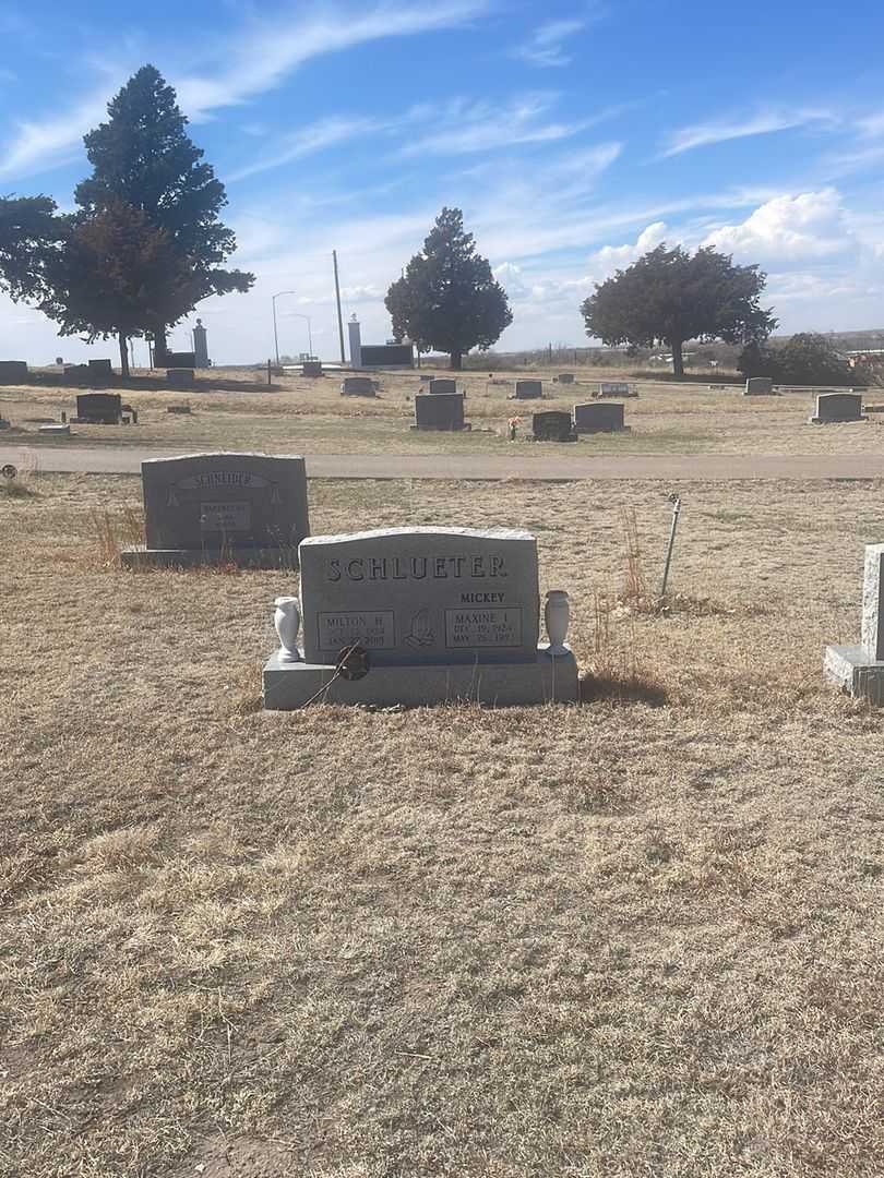 Milton H. Schlueter's grave. Photo 1