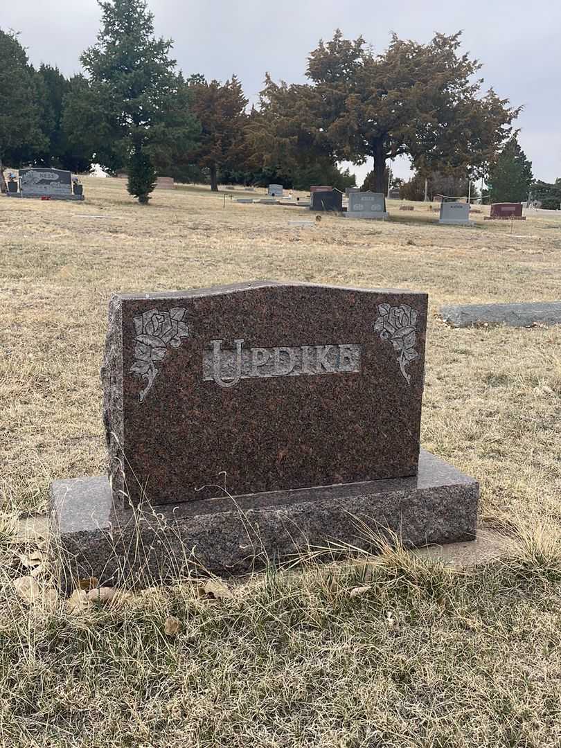 Amelia Updike's grave. Photo 1