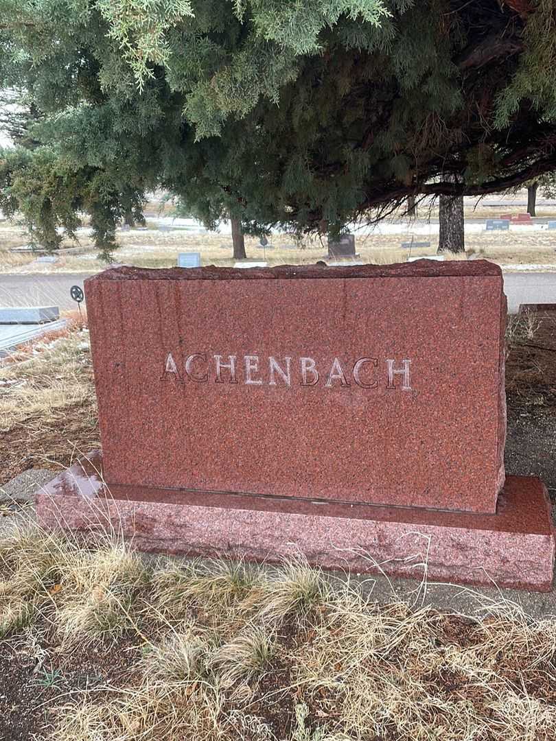 Bertram H. Achenbach's grave. Photo 1
