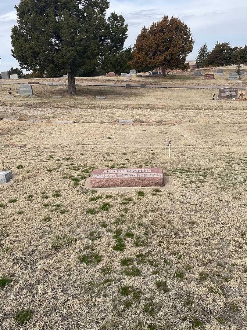 Caroline D. Hagemann's grave. Photo 1