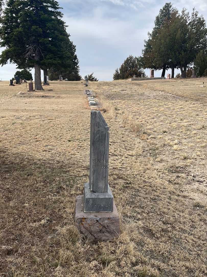 Henry J. Bahn's grave. Photo 1
