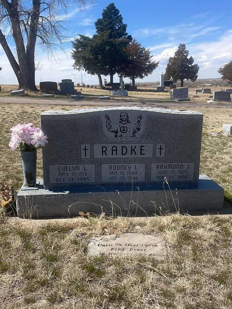 Raymond J. Radke's grave. Photo 2