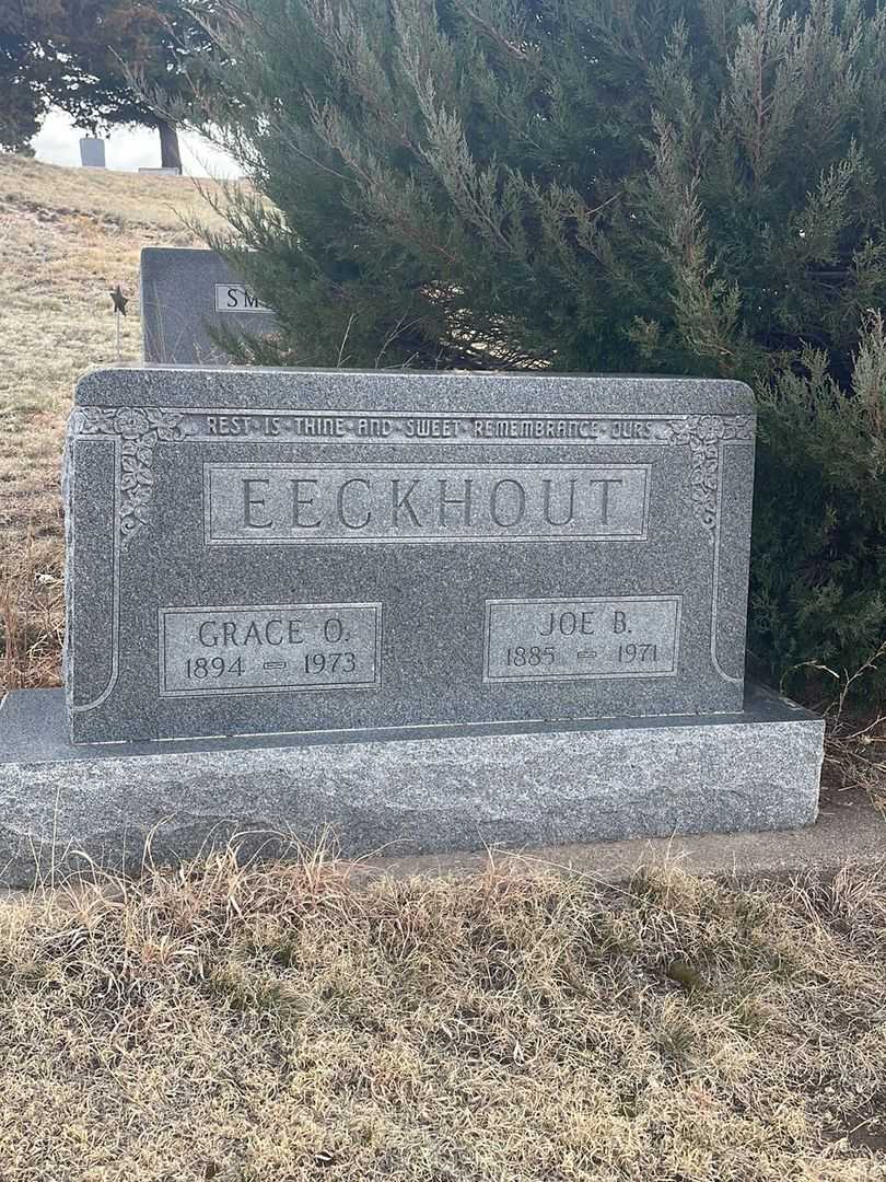 Joe B. Eeckhout's grave. Photo 2