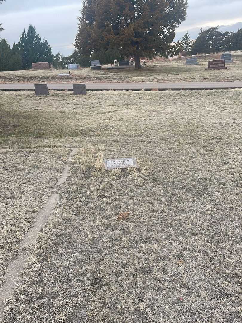 Donald H. Maahs's grave. Photo 1