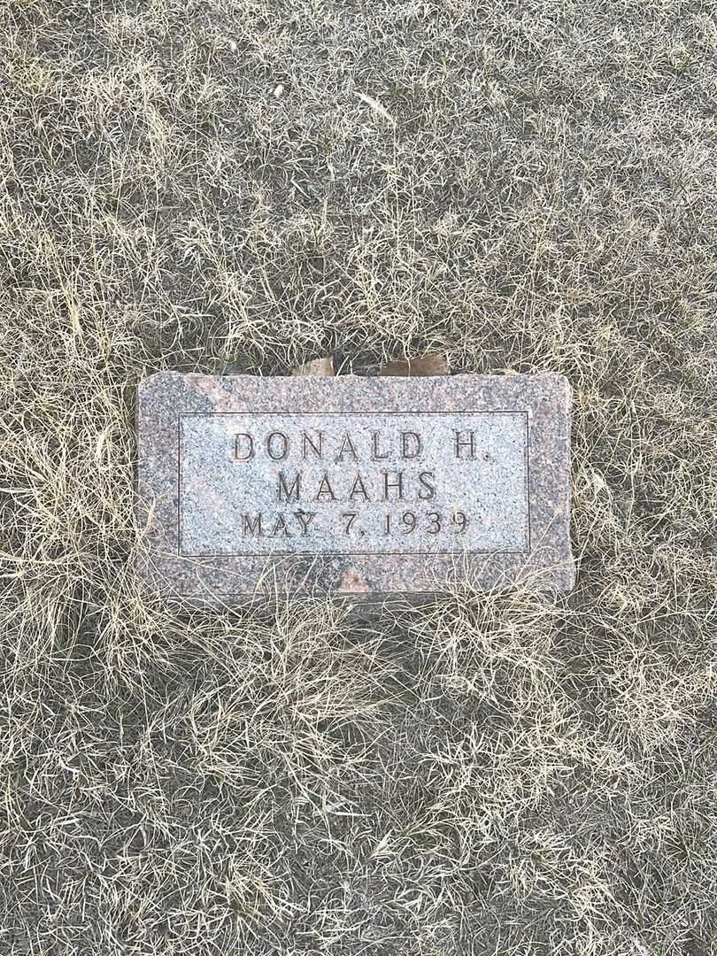 Donald H. Maahs's grave. Photo 2