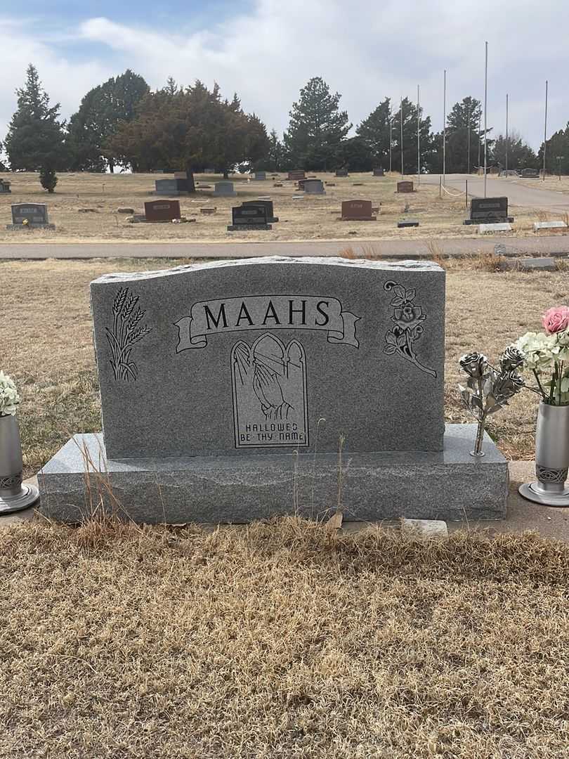 Dwane A. Maahs Junior's grave. Photo 1