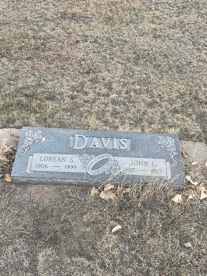 Lorean S. Davis's grave. Photo 2