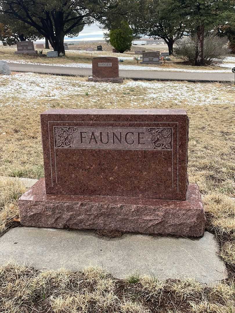 Edna M. Faunce's grave. Photo 1