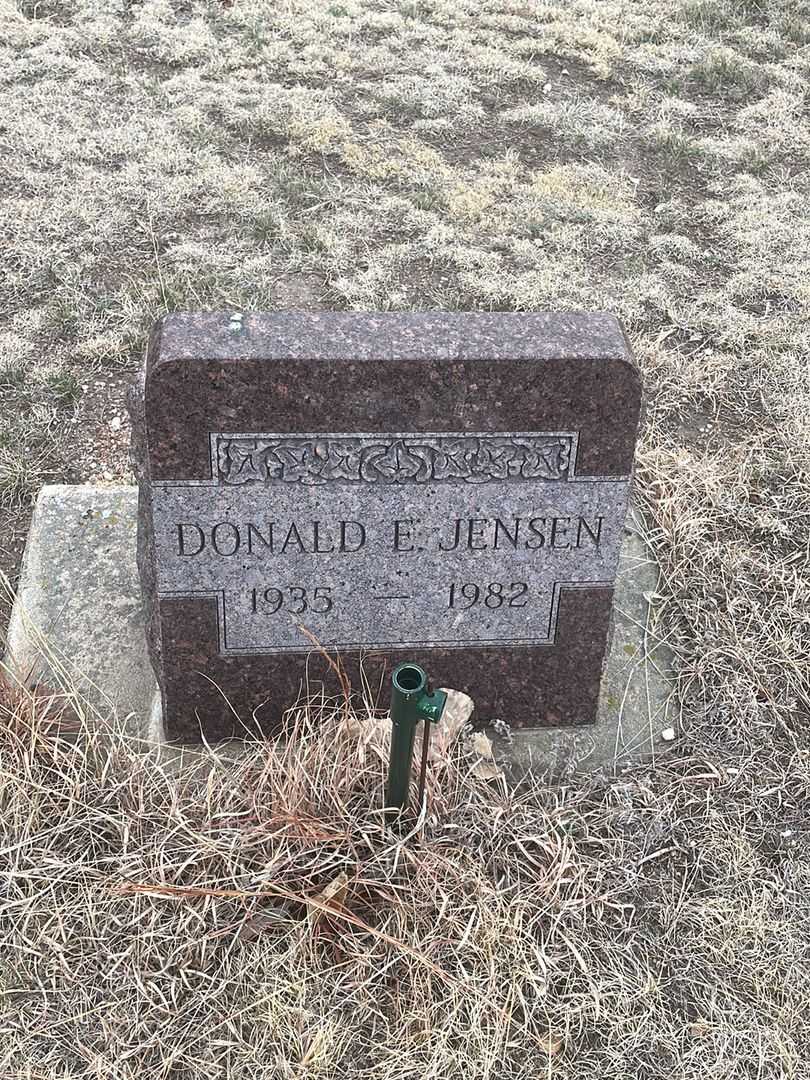 Donald E. Jensen's grave. Photo 2