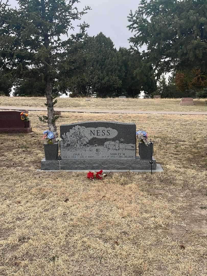 Ivan LeRoy Ness's grave. Photo 1