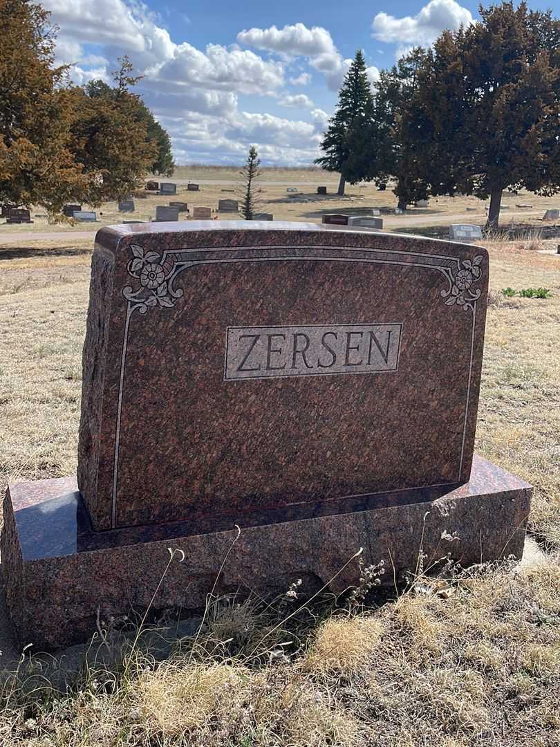 Joe Otto Zersen's grave. Photo 1